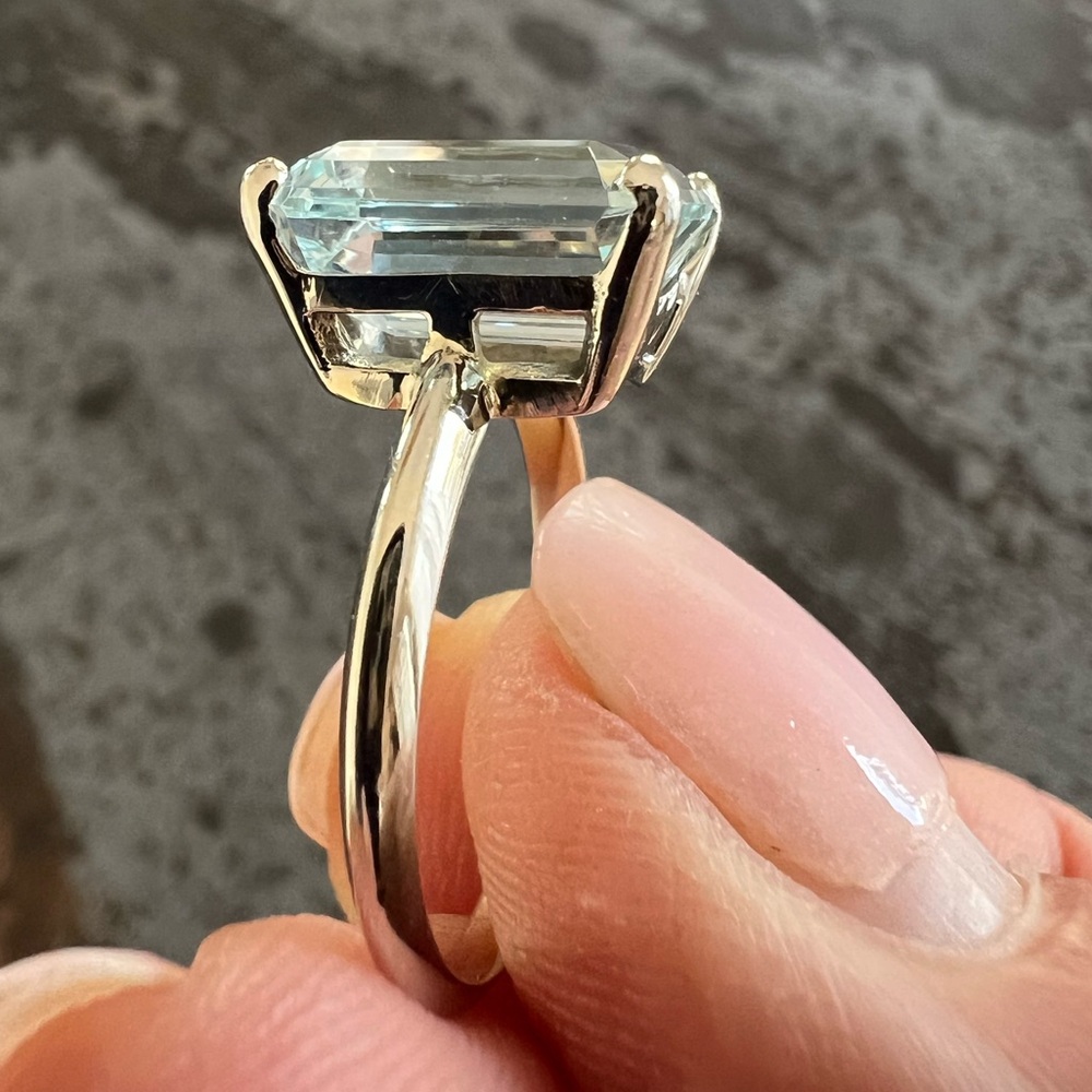 14kt White Gold Aquamarine Ring with Clear 5 carat Stone
Stamped 14kt - Picture 5 of 12